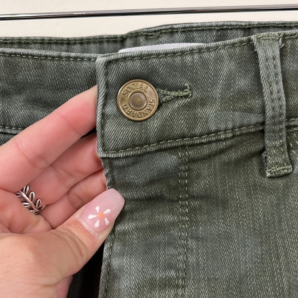 Social Standard by Sanctuary Green Camo High Rise Skinny Jeans Size 8/29 - Picture 3 of 11
